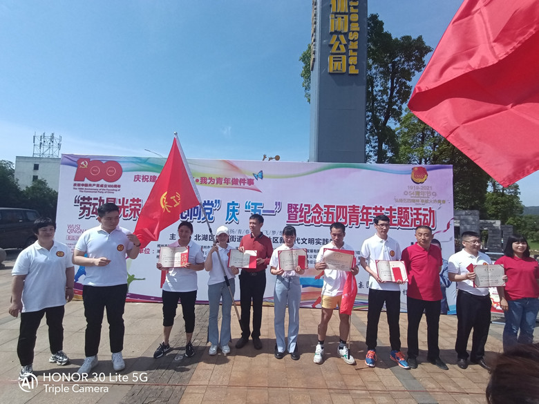 “勞動(dòng)光榮，青春心向黨